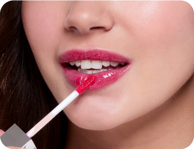 リップを塗り込んでいる画像