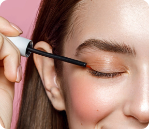 Lashaddict（ラッシュアディクト）を目に塗っている女性の写真