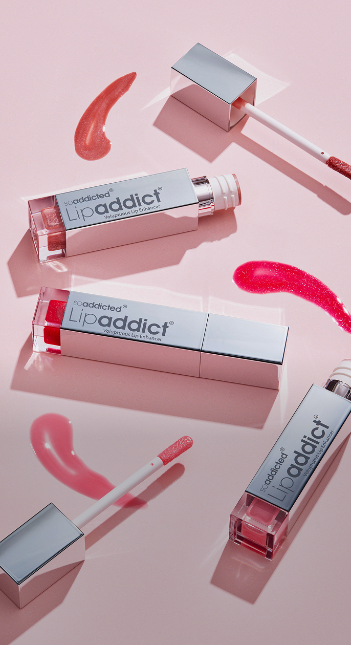 俳優・三浦翔平さんがLipaddict（リップアディクト）を手に持っている写真