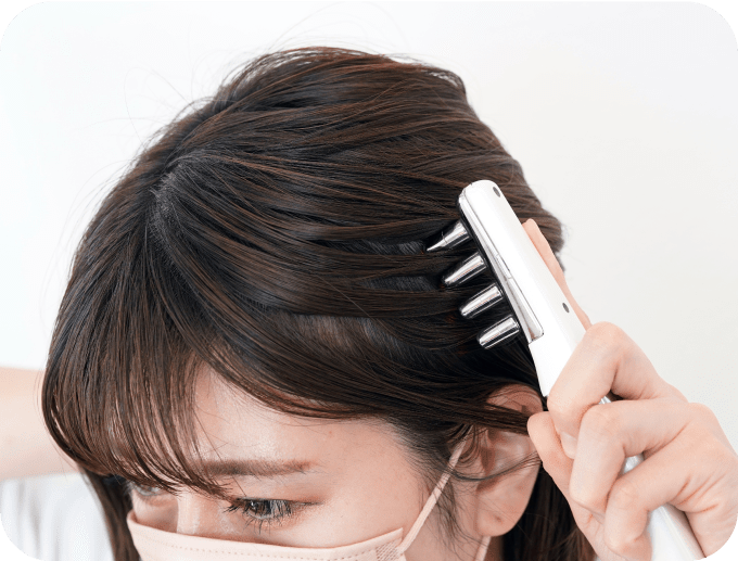 髪をブラッシングしている画像