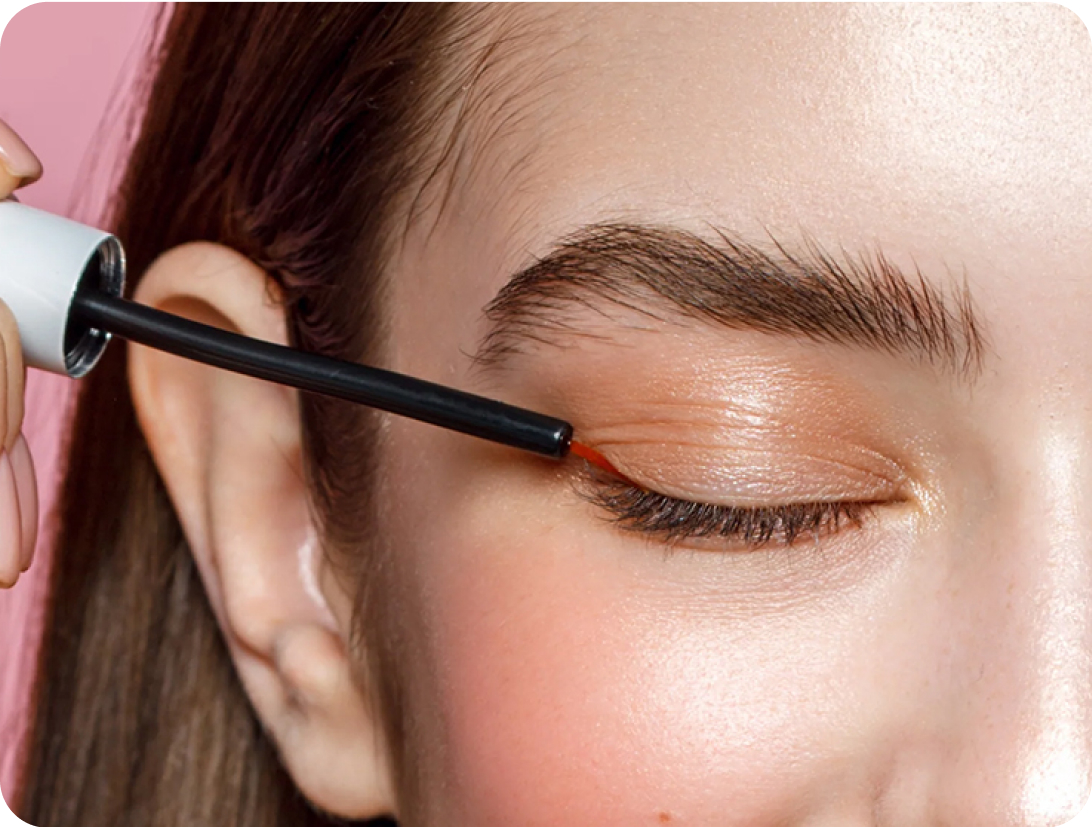 Lashaddict（ラッシュアディクト）を目に塗っている女性の写真